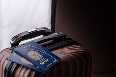 Bavulda Brezilya vatandaşının uluslararası pasaportu havaalanından kalkış, uluslararası seyahat.