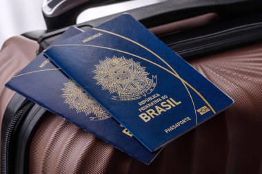 Bavulda Brezilya vatandaşının uluslararası pasaportu havaalanından kalkış, uluslararası seyahat.