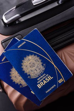 Bavulda Brezilya vatandaşının uluslararası pasaportu havaalanından kalkış, uluslararası seyahat.