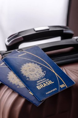 Bavulda Brezilya vatandaşının uluslararası pasaportu havaalanından kalkış, uluslararası seyahat.