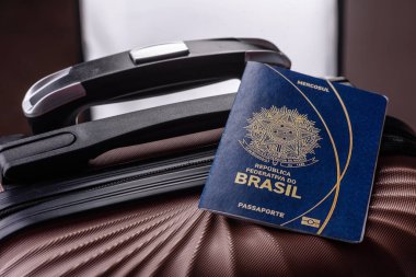 Bavulda Brezilya vatandaşının uluslararası pasaportu havaalanından kalkış, uluslararası seyahat.