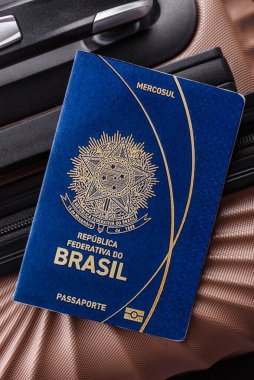 Bavulda Brezilya vatandaşının uluslararası pasaportu havaalanından kalkış, uluslararası seyahat.