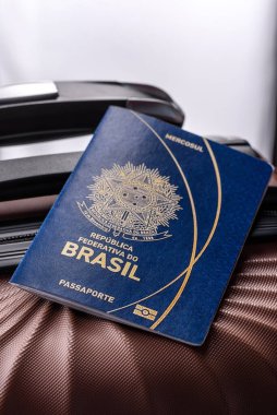 Bavulda Brezilya vatandaşının uluslararası pasaportu havaalanından kalkış, uluslararası seyahat.