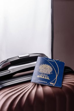 Bavulda Brezilya vatandaşının uluslararası pasaportu havaalanından kalkış, uluslararası seyahat.