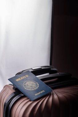 Bir bavulda Meksika vatandaşının uluslararası pasaportu havaalanından kalkış, uluslararası seyahat.