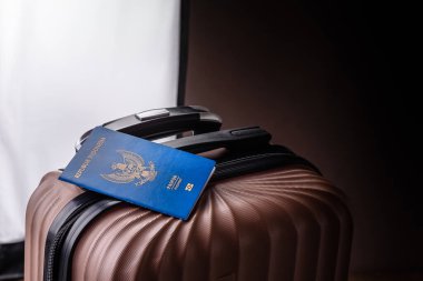 Bavulunda Endonezya vatandaşının uluslararası pasaportu havaalanından kalkış, uluslararası seyahat.
