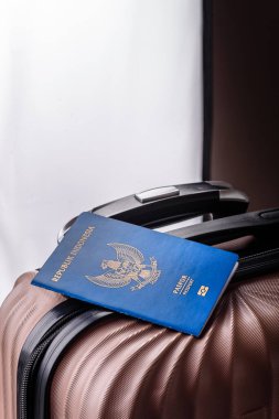 Bavulunda Endonezya vatandaşının uluslararası pasaportu havaalanından kalkış, uluslararası seyahat.