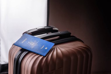 Uluslararası pasaport bir valiz üzerinde, havaalanından kalkış, uluslararası seyahat