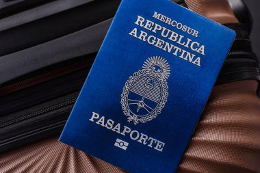 Bavulunda Arjantin vatandaşının uluslararası pasaportu havaalanından kalkış, uluslararası seyahat.