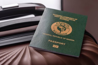 Bavulunda Nijerya vatandaşının uluslararası pasaportu havaalanından kalkış, uluslararası seyahat.