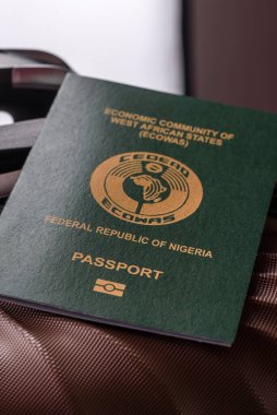 Bavulunda Nijerya vatandaşının uluslararası pasaportu havaalanından kalkış, uluslararası seyahat.