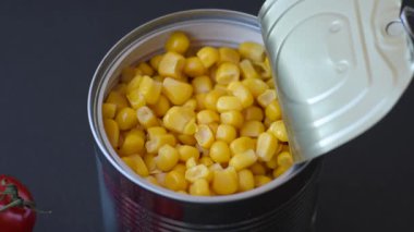 Koyu beton arka planda kasede tatlı sarı mısır konservesi