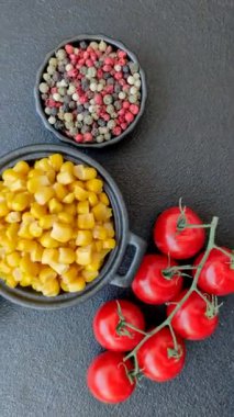 Koyu beton arka planda kasede tatlı sarı mısır konservesi