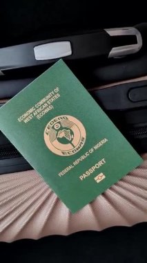 Bavulunda Nijerya vatandaşının uluslararası pasaportu havaalanından kalkış, uluslararası seyahat.