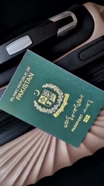 Uluslararası pasaport bavulunda Pakistan vatandaşı, havaalanından kalkış, uluslararası seyahat