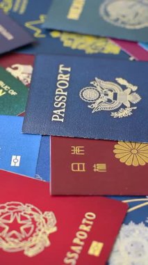 Bir bavulda Kuzey Kore vatandaşının uluslararası pasaportu havaalanından kalkış, uluslararası seyahat.