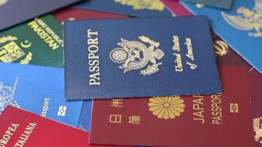 Bir bavulda Kuzey Kore vatandaşının uluslararası pasaportu havaalanından kalkış, uluslararası seyahat.