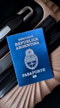 Bavulunda Arjantin vatandaşının uluslararası pasaportu havaalanından kalkış, uluslararası seyahat.