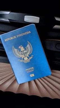 Bir valizin üzerinde Endonezya vatandaşının uluslararası pasaportu