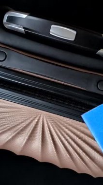 Uluslararası pasaport bir valiz üzerinde, havaalanından kalkış, uluslararası seyahat