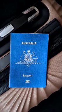 Uluslararası pasaport bir valiz üzerinde, havaalanından kalkış, uluslararası seyahat