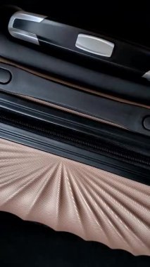 Bir bavulun üzerinde bir Güney Kore vatandaşının uluslararası pasaportu havaalanından kalkış, uluslararası seyahat.