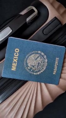 Bir bavulda Meksika vatandaşının uluslararası pasaportu havaalanından kalkış, uluslararası seyahat.