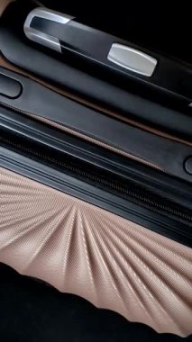 Uluslararası pasaportlu bavullu bir Amerikan vatandaşı, havaalanından kalkış, uluslararası seyahat