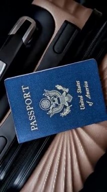 Uluslararası pasaportlu bavullu bir Amerikan vatandaşı, havaalanından kalkış, uluslararası seyahat