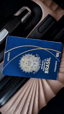 Bavulda Brezilya vatandaşının uluslararası pasaportu havaalanından kalkış, uluslararası seyahat.