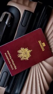 Uluslararası pasaportlu bavullu bir Fransız vatandaşı, havaalanından kalkış, uluslararası seyahat