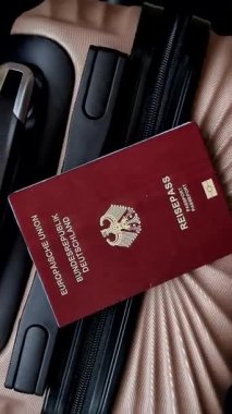 Bir bavulda Almanya vatandaşının uluslararası pasaportu havaalanından kalkış, uluslararası seyahat.