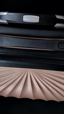 Uluslararası pasaport bavullu bir İtalyan vatandaşı, havaalanından kalkış, uluslararası seyahat