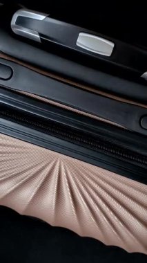 Bavulunda Birleşik Arap Emirlikleri vatandaşının uluslararası pasaportu havaalanından kalkış, uluslararası seyahat.