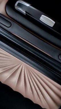 Bir bavulda Kanada vatandaşının uluslararası pasaportu havaalanından kalkış, uluslararası seyahat.