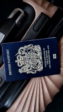 Büyük Britanya ve Kuzey İrlanda vatandaşının uluslararası pasaportu bavulda, havaalanından kalkış, uluslararası seyahat