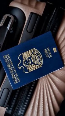 Bavulunda Birleşik Arap Emirlikleri vatandaşının uluslararası pasaportu havaalanından kalkış, uluslararası seyahat.