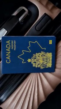 Bir bavulda Kanada vatandaşının uluslararası pasaportu havaalanından kalkış, uluslararası seyahat.