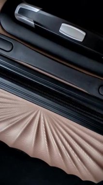 Uluslararası pasaportlu bavullu bir Hindistan vatandaşı, havaalanından kalkış, uluslararası seyahat