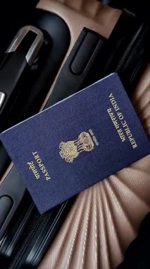 Uluslararası pasaportlu bavullu bir Hindistan vatandaşı, havaalanından kalkış, uluslararası seyahat