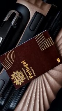 Bir bavulda Portekiz vatandaşının uluslararası pasaportu havaalanından kalkış, uluslararası seyahat.