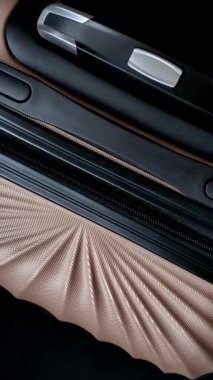 Uluslararası pasaport, bavullu bir Çin vatandaşı havaalanından kalkış, uluslararası seyahat