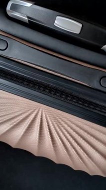 Bangladeş vatandaşının uluslararası pasaportu bavulda, havaalanından kalkış, uluslararası seyahat