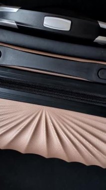 Bir bavulda Kuzey Kore vatandaşının uluslararası pasaportu havaalanından kalkış, uluslararası seyahat.