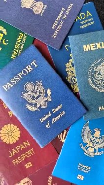 Bir bavulda Kuzey Kore vatandaşının uluslararası pasaportu havaalanından kalkış, uluslararası seyahat.