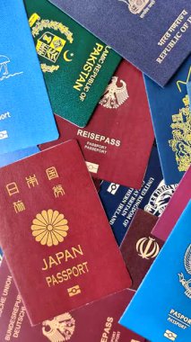 Bir bavulda Kuzey Kore vatandaşının uluslararası pasaportu havaalanından kalkış, uluslararası seyahat.