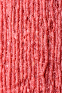 Koyu beton arka planda çiğ et veya tuzlu ve baharatlı domuz eti.