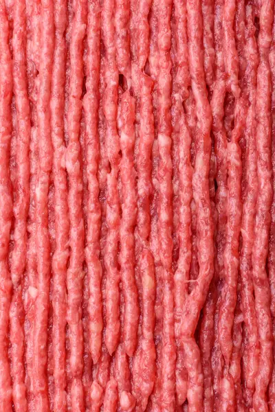 Koyu beton arka planda çiğ et veya tuzlu ve baharatlı domuz eti.