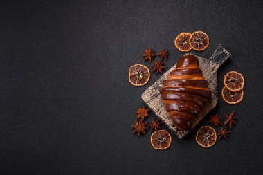 Koyu beton arka planda çikolatalı taze kruvasan.