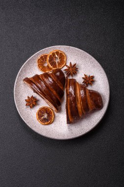 Koyu beton arka planda çikolatalı taze kruvasan.